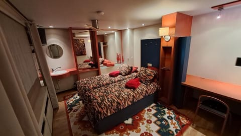 BeautyD RED ROOM centrum GULLEGEM KORTRIJK Bed and Breakfast in Flanders
