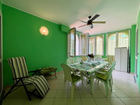 Dining area, fireplace