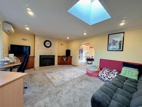 Tranquil Sunlit Retreat close to CBD and Airport House in Tasmania