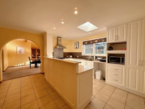 Tranquil Sunlit Retreat close to CBD and Airport House in Tasmania