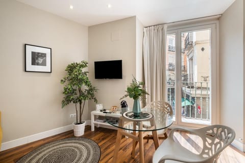 TV and multimedia, Living room, Seating area, Dining area
