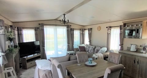 Nature Retreat Lodge with Hot Tub House in Selsey