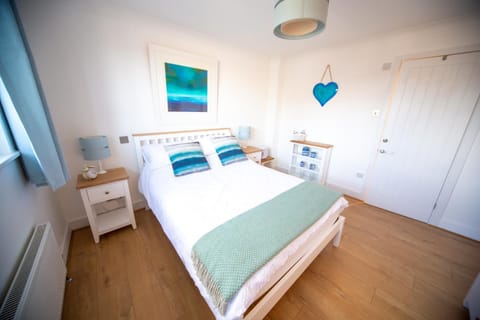 Trethvor House FREE PARKING, Ensuite Double Quiet residential area Vacation rental in Padstow