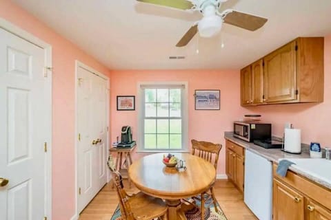 New Kid in Town - King Bed & Sofa Bed - Sleeps 2-4 Apartment in Madison Heights