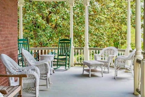 New Kid in Town - King Bed & Sofa Bed - Sleeps 2-4 Apartment in Madison Heights