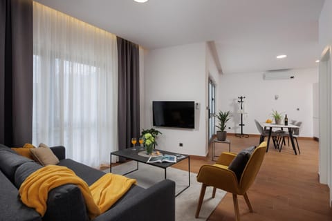 TV and multimedia, Living room, Seating area, Dining area, air conditioner