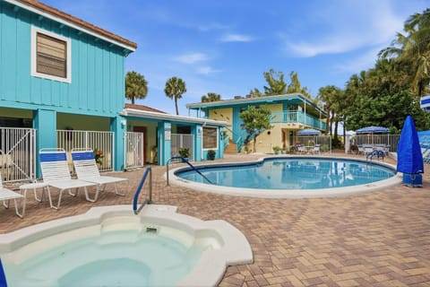 Patio, Day, Swimming pool, sunbed