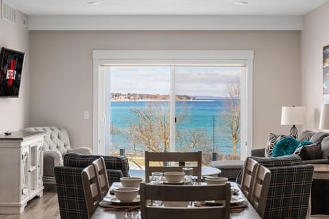 TV and multimedia, Living room, Seating area, Evening entertainment, Sea view