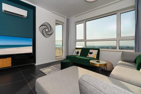 Communal lounge/ TV room, View (from property/room), Living room, Lake view, Sea view