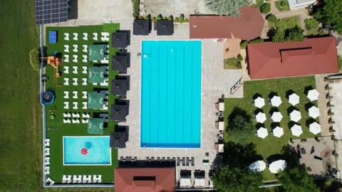 Day, Natural landscape, Bird's eye view, Pool view, Swimming pool, sunbed