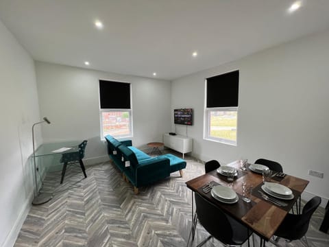 Sleek & Stylish Spacious Apartment near Leeds City Centre Apartment in Leeds