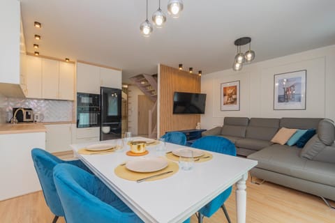 Communal lounge/ TV room, TV and multimedia, Coffee/tea facilities, Kitchen or kitchenette, Kitchen or kitchenette, Living room, Food and drinks, Seating area, Dining area, minibar, pet friendly, stove
