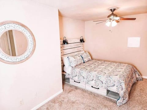 Falcon Retreat! Pet Friendly King Beds House in Black Forest