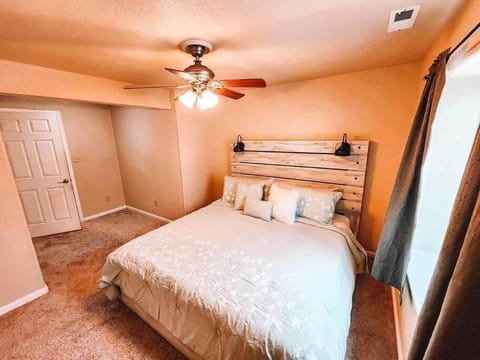 Falcon Retreat! Pet Friendly King Beds House in Black Forest