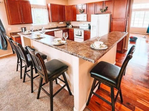 Falcon Retreat! Pet Friendly King Beds House in Black Forest