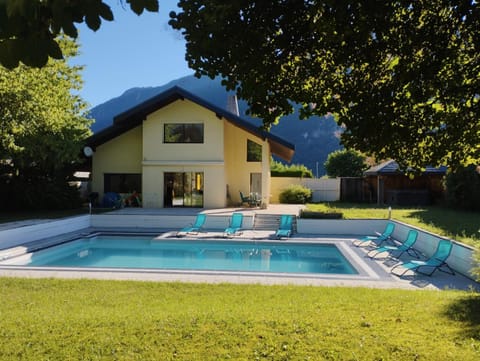 Property building, Garden, Hot Tub, Garden view, Pool view, Swimming pool, sunbed