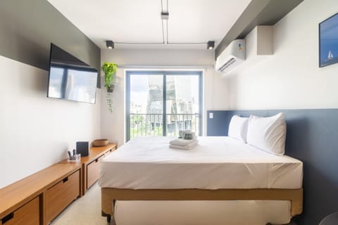 Bed, TV and multimedia, Balcony/Terrace, Photo of the whole room, Bedroom, towels, air conditioner