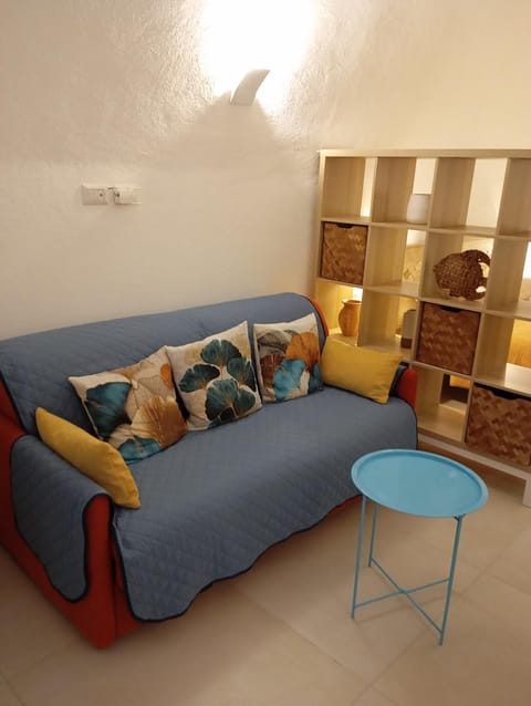 Bed, Living room, Photo of the whole room, Seating area, Bedroom