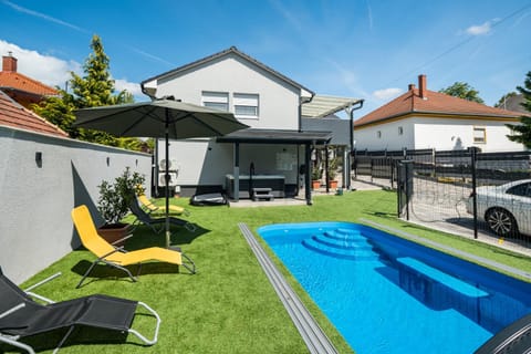 Property building, Patio, Spring, Day, Garden, Evening entertainment, Garden view, Pool view, Swimming pool, Swimming pool, Parking, sunbed