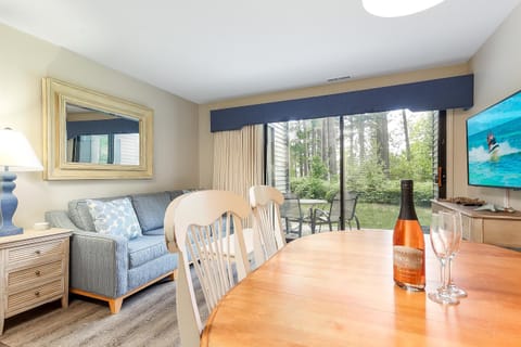 TV and multimedia, Living room, Food and drinks, Other, Seating area, Dining area, Evening entertainment, Drinks, Alcoholic drinks