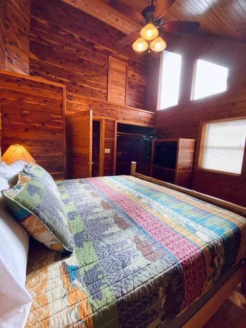 Chalet with a view at Bear Mountain - Hottub Apartment in Eureka Springs