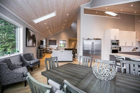 Water Front Home with Private Dock and Hottub Apartment in Vancouver Island