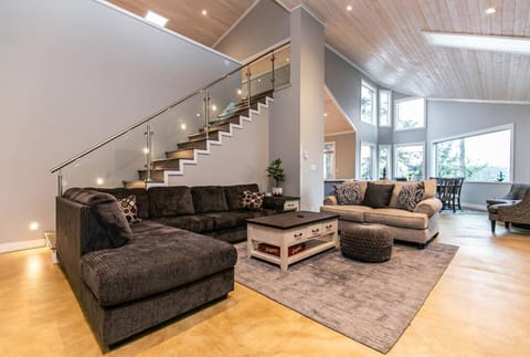 Water Front Home with Private Dock and Hottub Apartment in Vancouver Island