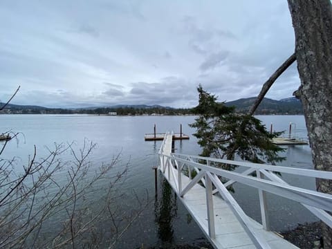 Water Front Home with Private Dock and Hottub Apartment in Vancouver Island