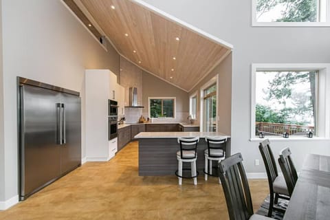 Water Front Home with Private Dock and Hottub Apartment in Vancouver Island