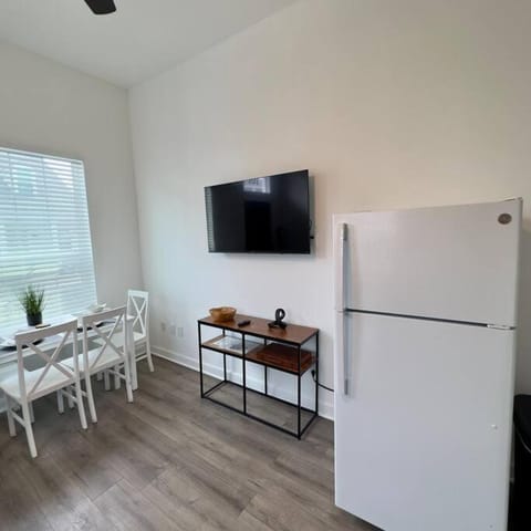 Walk to Superdome - 5 min to Canal St - 8min to French Quarter Apartment in Warehouse District