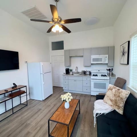 Walk to Superdome - 5 min to Canal St - 8min to French Quarter Apartment in Warehouse District