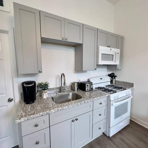 Walk to Superdome - 5 min to Canal St - 8min to French Quarter Apartment in Warehouse District