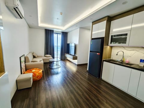 TV and multimedia, Kitchen or kitchenette, Living room, Dining area, Entertainment, air conditioner