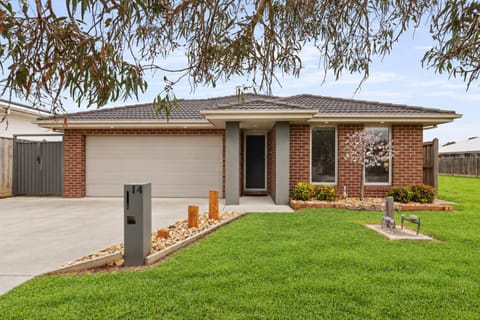 Property building, Facade/entrance, Garden, Parking