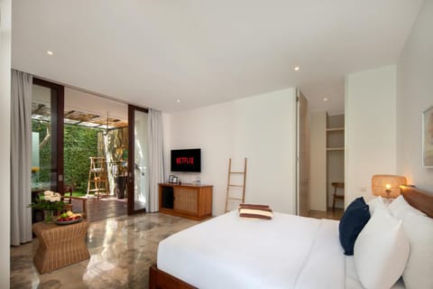 Bed, TV and multimedia, Bedroom, towels