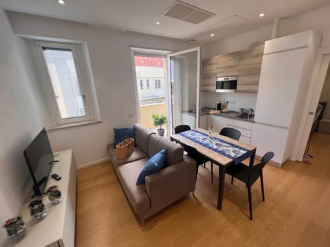 TV and multimedia, Kitchen or kitchenette, Living room, Seating area, Dining area, minibar, oven, pet friendly, stove