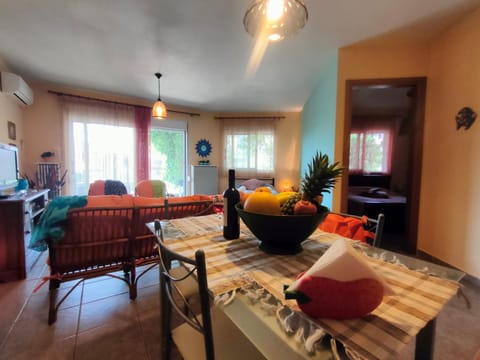 Kitchen or kitchenette, Seating area, Dining area