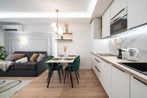 Coffee/tea facilities, Kitchen or kitchenette, Dining area