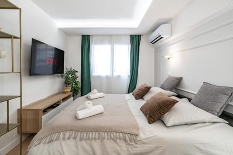 Bed, TV and multimedia, Living room