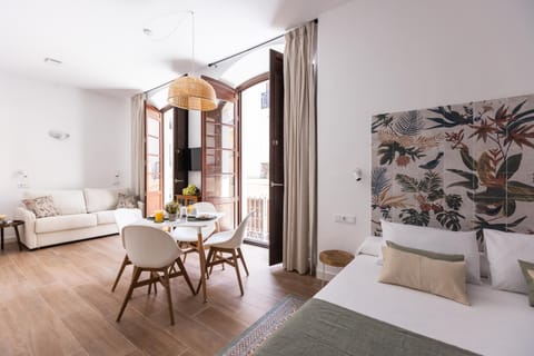 Bed, Living room, Photo of the whole room, Seating area, Dining area