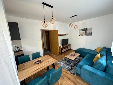 TV and multimedia, Living room, Seating area, Evening entertainment