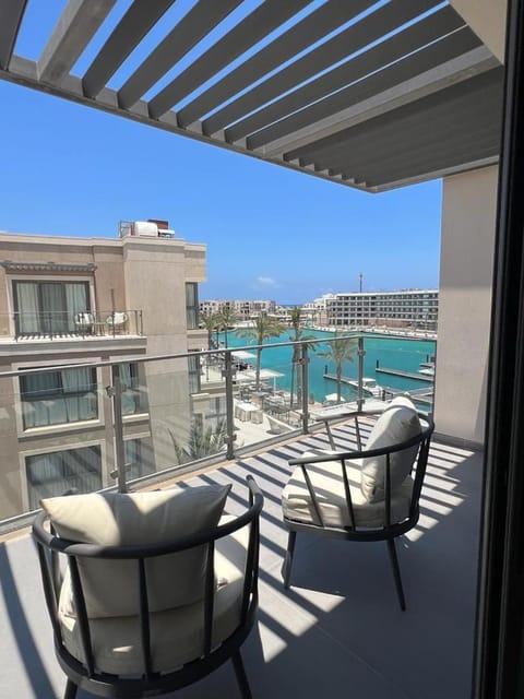 View (from property/room), Balcony/Terrace, Living room, Seating area, Sea view, sunbed