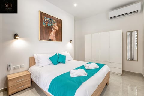 Bed, Photo of the whole room, Bedroom, towels, wardrobe, air conditioner