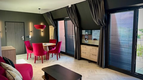 TV and multimedia, Kitchen or kitchenette, Living room, Seating area, Dining area, oven