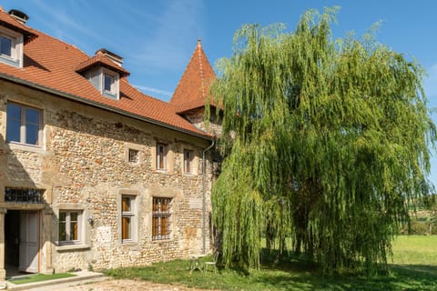 Property building, Day, Garden, Landmark view