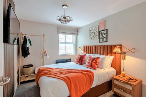 Bed, TV and multimedia, Photo of the whole room, Bedroom, towels, wardrobe