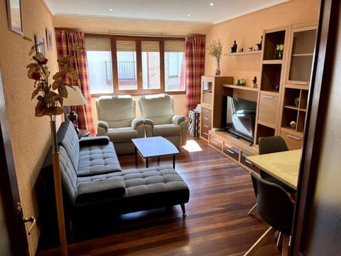 TV and multimedia, Living room, Seating area, Evening entertainment