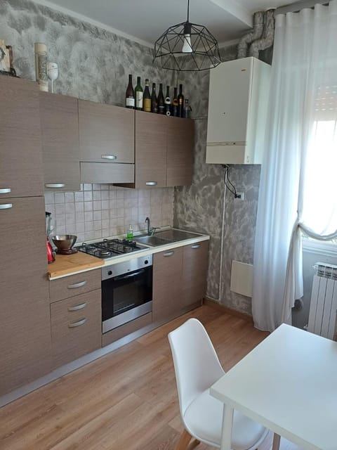 Kitchen or kitchenette, Dining area, stove