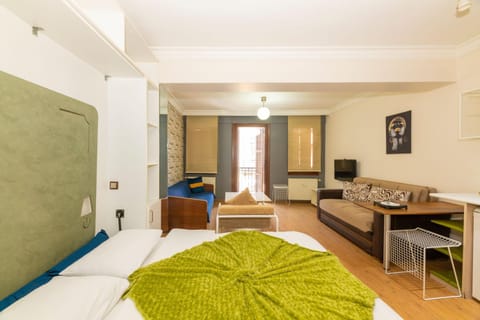 Bed, TV and multimedia, Seating area