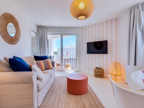 Bed, TV and multimedia, Living room, Seating area